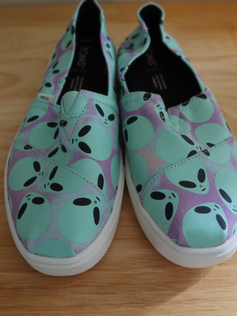 TOMS Alien Glow in the Dark Slip Ons Size 7.5 Like New